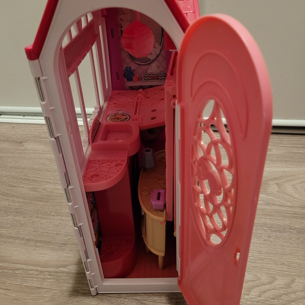 Mattel Barbie Glam Getaway Portable Doll House - Picture 5 of 11